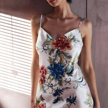 Load image into Gallery viewer, A fabulous floral pattern with an embroidered rendering.
Its V-neckline, sleek and feminine, is accompanied by thin adjustable straps for a perfect fit. The pattern, both poetic and bright, evokes the refinement of watercolor embroidery, in a palette of deep and vibrant shades.
