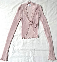 Load image into Gallery viewer, Rose Wool/Silk very pretty and light bedjacket. Made from a delicate ajouré rib knit in a fabric blend of extra fine Merino wool & pure silk. This bed jacket is elegant, fashionable and casual all at once. Perfect as nightwear, leisure wear or outerwear.
Fabric Content: 70% Wool 30% Silk.
All Oscalito wool is certified mulesing free.
All Oscalito SILK is Certified GOTs
Machine washable