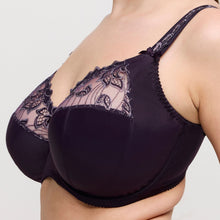 Load image into Gallery viewer, Three-section wire bra with a legendary fit and a light look. The top of the cup is finished with subtle two-tone embroidery that runs into the straps. The cups are full for a perfect fit. The firm cups lift the bust while the higher side section covers more and gives proper support which ensures better uplift for largest sizes.