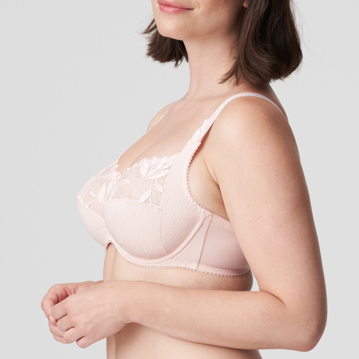 This is a fabulously stylish yet full fitting and supportive bra. The three-section cups have an excellent fit, yet a light look. The top of the cup has beautiful two-toned lacy embroidery that runs into the straps. The cups have the same fit as the legendary Deauville bra, offering a perfect fit.  The firm cups lift the bust while the higher side section give proper support ensuring a better uplift, especially for largest sizes.  