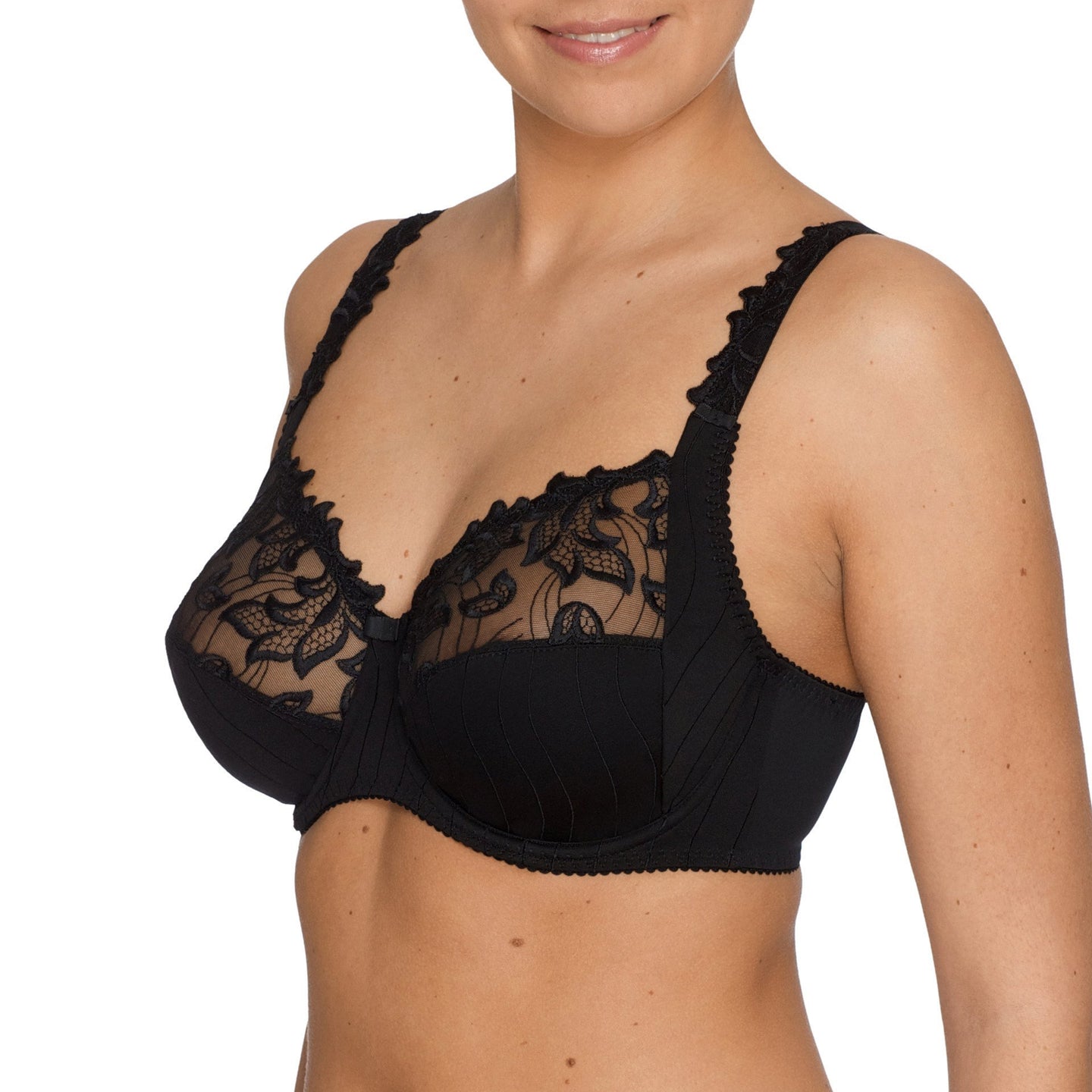 Best Seller! Three-panelled bra with an excellent fit. Decorative embroidery on the cups and straps.
