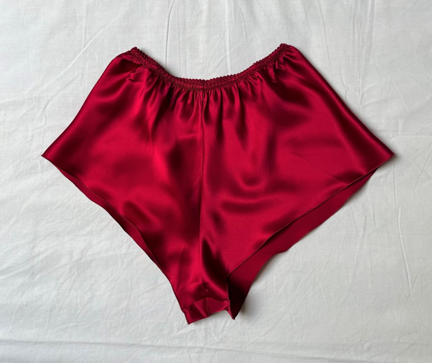 100% Pure Silk French Knickers.   Elastic waist band and loose leg fitting. We have a large selection of colours and sizes to suit all tastes. Shapes may vary depending on colour choice. All traditional, all French knickers.  Fabric Content: 100% Pure Silk Made in Italy. Crimson.