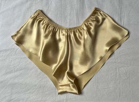 100% Pure Silk French Knickers.   Elastic waist band and loose leg fitting. We have a large selection of colours and sizes to suit all tastes. Shapes may vary depending on colour choice. All traditional, all French knickers.  Fabric Content: 100% Pure Silk Made in Italy. Miele.