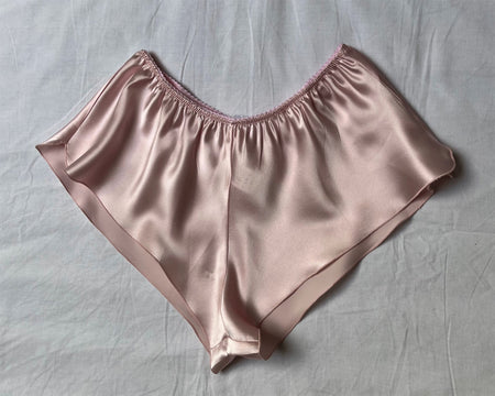 100% Pure Silk French Knickers.   Elastic waist band and loose leg fitting. We have a large selection of colours and sizes to suit all tastes. Shapes may vary depending on colour choice. All traditional, all French knickers.  Fabric Content: 100% Pure Silk Made in Italy. Rose.