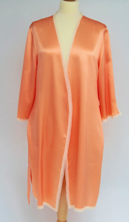 SALE Beautiful pure silk robe with a delicate vintage style lace trim completely surroundingthe entire garment. To just above the knee, this short robe is a wonder for travel or ever lounging around the home. The apricot colour suits all skin types, is feminine and not at all intrusive!   Fabric Content: 100% Pure Silk Made in Italy Machine washable.