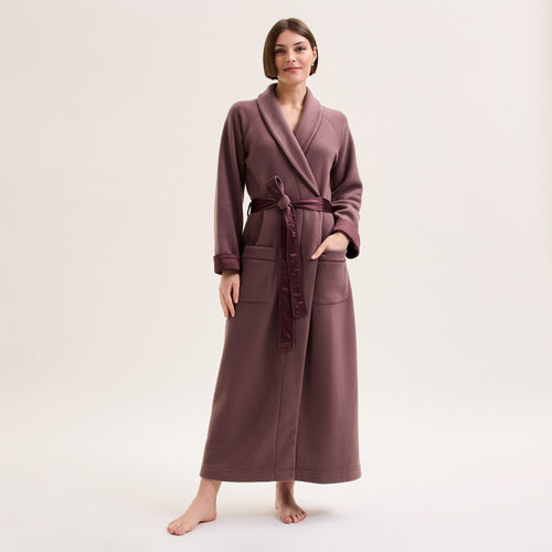 Fig. Soft full length fleece dressing gown. Matching toned satin finish on cuffs and belt. Two patch pockets. The belt at the waist puts the final touch to this light elegant and cosy robe.  Composition 70% Polyester, 30% Viscose. 