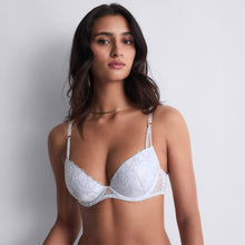 Load image into Gallery viewer, Drawing your attention to a deep and curved neckline thanks to its integrated moulded cups, Satin Memories by Aubade plunge bra offers a modern, comfortable and sexy shape

Refined with French embroidery with a very original wave pattern on the front, it is adorned in the back with a soft glossy Italian satin that brings a comfort for a modern silhouette.
