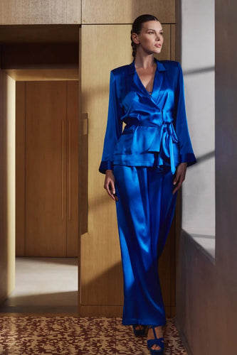 The Bea pyjamas embody a bold and contemporary elegance. Made of 100% heavy-weight silk, it plays on the contrasts between structure and fluidity, for a silhouette that is both assertive and comfortable.

The pants, flexible and fluid, have subtle pleating to create a beautiful volume with lightness. The elasticated waist at the back, guaranteeing a perfect fit.

The tailored jacket, draws a clean line thanks to its thin collar and integrated shoulder pads. Its wide belt emphasises the waist and structures 