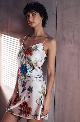 A fabulous floral pattern with an embroidered rendering.
Its V-neckline, sleek and feminine, is accompanied by thin adjustable straps for a perfect fit. The pattern, both poetic and bright, evokes the refinement of watercolor embroidery, in a palette of deep and vibrant shades.