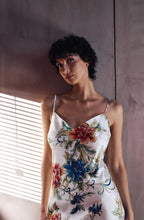 Load image into Gallery viewer, A fabulous floral pattern with an embroidered rendering.
Its V-neckline, sleek and feminine, is accompanied by thin adjustable straps for a perfect fit. The pattern, both poetic and bright, evokes the refinement of watercolor embroidery, in a palette of deep and vibrant shades.
