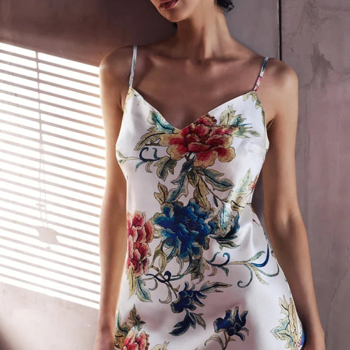 A fabulous floral pattern with an embroidered rendering.
Its V-neckline, sleek and feminine, is accompanied by thin adjustable straps for a perfect fit. The pattern, both poetic and bright, evokes the refinement of watercolor embroidery, in a palette of deep and vibrant shades.