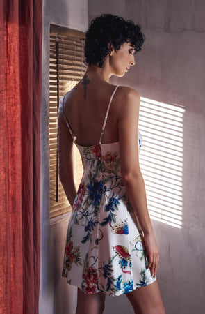 A fabulous floral pattern with an embroidered rendering.
Its V-neckline, sleek and feminine, is accompanied by thin adjustable straps for a perfect fit. The pattern, both poetic and bright, evokes the refinement of watercolor embroidery, in a palette of deep and vibrant shades.