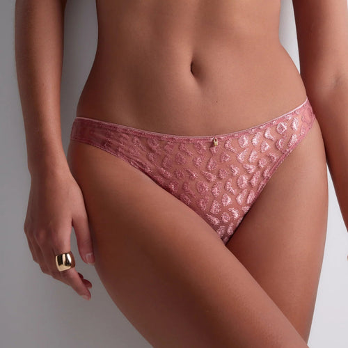 Designed to create a naturally sexy look, Crazy in Love by Aubade Italian brief is comfortable with excellent coverage, cut slightly high to enhance the hips and the shape of the buttocks. A cut-out finished with sexy straps subtly shows off the small of the back.