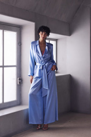 The Bea pyjamas embody a bold and contemporary elegance. Made of 100% heavy-weight silk, it plays on the contrasts between structure and fluidity, for a silhouette that is both assertive and comfortable.

The pants, flexible and fluid, have subtle pleating to create a beautiful volume with lightness. The elasticated waist at the back, guaranteeing a perfect fit.

The tailored jacket, draws a clean line thanks to its thin collar and integrated shoulder pads. Its wide belt emphasises the waist and structures 