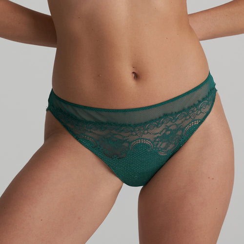 This is the classic Marie Jo bikini style Rio brief in Jasper Green. The rich Italian lace runs over the hips and really brings out the elegant line. The lace and mesh and the back offer smooth lines and a great fit around the bottom,  Fabric content: Polyamide: 87%, Elastane: 11%, Cotton: 2%