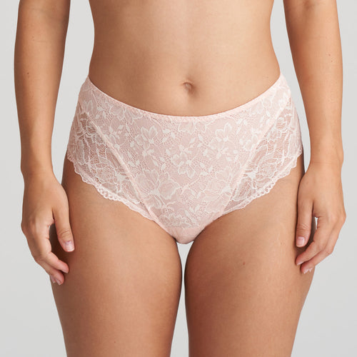 These high-waisted full briefs are a must-have if you love support and a comfortable fit. The lace details is both delicate and fresh.  Fabric Content: Polyamide: 58%, Elastane: 21%, Polyester:15%, Cotton: 6%