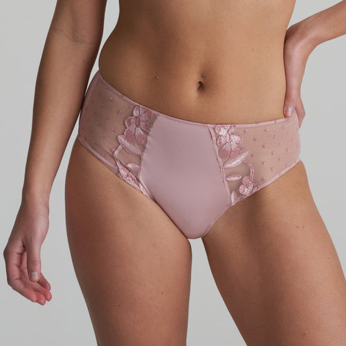 Elegant high-waisted briefs featuring dotted tulle and opulent embroidery. Vintage Pink is a rose make-up hue with a distinct retro vibe. It gives every skin tone a subtle glow and is easy to combine with outfits in lighter colours. Fabric Content: Polyamide: 64%, Elastane:15%, Polyester:14%, Cotton:7%