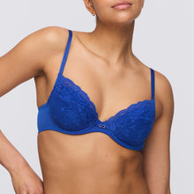 Load image into Gallery viewer, An all-lace plunge bra with removable pads. This gorgeously shaped bra adds cleavage to any size. The push-up style adds extra volume. And the cup has a deeper cut which reveals the upper part of your bust.
Fabric content: Elastane:10%, Polyester: 43%, Polyamide: 47%

