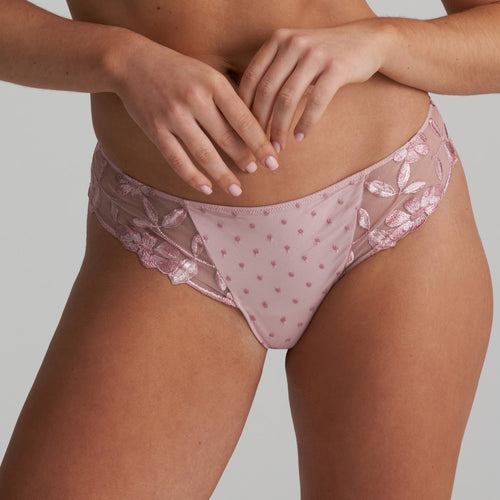 A sensuous thong with opulent floral embroidery and cute dotted tulle. Vintage Pink is a rose make-up hue with a distinct retro vibe. It gives every skin tone a subtle glow and is easy to combine with outfits in lighter colours. Fabric Content: Polyamide:53%, Polyester: 28%, Elastane:13%, Cotton: 6%