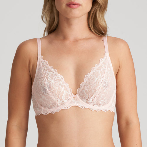 All lace underwire plunge bra with the lace continuing onto the slim straps. The featherlight fabric feels like a second skin. Beautifully fresh for the Spring/Summer season. Fabric Content: Polyamide: 66%, Polyester:18%, Elastane:16%