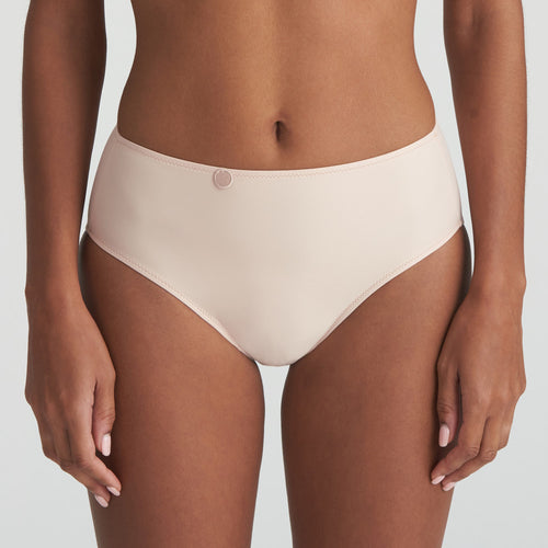 Caffé Latte full brief with a wide hip detail and are worn higher on the waist but also cover the bottom completely. They are totally opaque, made from sturdy stretch fabric for a figure-flattering effect.  Fabric Content: Polyamide: 56%, Elastane: 40%, Cotton: 4%