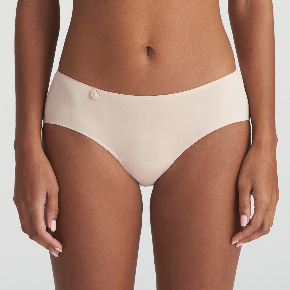 Caffé Latte Hot Pants have a low rise. This style reveals a hint of your bottom at the back and has a seamless finish. They are totally opaque and are made from soft stretch fabric. Fabric Content: Polyamide: 82%, Elastane:13%, Cotton: 5%