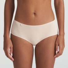 Load image into Gallery viewer, Caffé Latte shorts have a glued seam, not stitched, to ensure a fully seamless look. The ultra-light fabric ensures a wonderfully comfortable fit with no visible lines.  Fabric Content: Polyamide: 81%, Elastane:13%, Cotton: 6%
