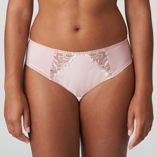 Looking for comfortable and oh so elegant briefs? These Rio briefs have it all. The high cut on the hip also makes the leg look longer. The exquisite embroidery completes the light, luxurious look. Full back for coverage. Total comfort!  Fabric: Polyamide: 58%, Polyester:18%, Elastane:13%, Cotton:11%