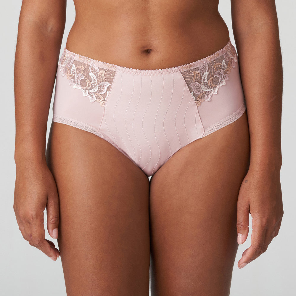 Looking for comfortable and oh so elegant briefs? These full briefs have it all. The wide cut on the hip means no budging. The exquisite embroidery completes the light, luxurious look. Full back for coverage. Total comfort!  Fabric: Polyamide: 58%, Polyester: 20%, Elastane:12%, Cotton:10%