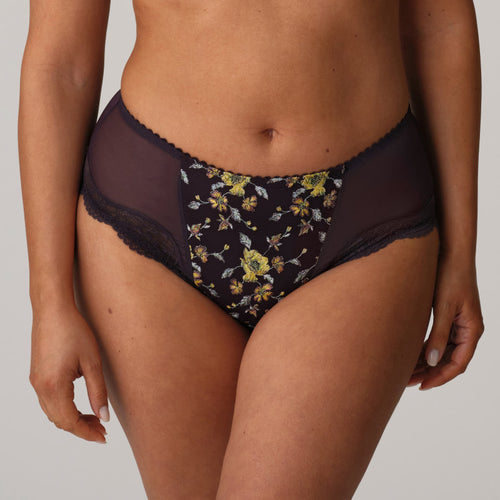 High-waisted briefs that sit high at the waist and comfortably cover the bum. The legs have an elegant cut in front. Amethyst is a surprising blend of chartreuse embroidery set off by baby blue highlights and a wintry shade of eggplant. Glitter details capture the sunlight and bring the floral pattern even more prominently to the foreground.
Fabric content: Polyamide:73%, Elastane:21%, Cotton:6%
