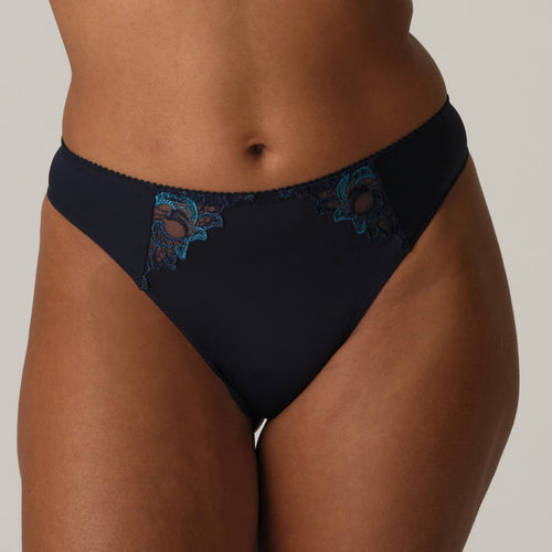 Looking for comfortable and oh so elegant bottoms? This luxury shorts-style g/string is it. The wide cut on the hip and the exquisite embroidery to the front completes the light, luxurious look.  Fabric: Polyamide: 59%, Elastane: 25%, Cotton: 9%, Polyester: 7%. Velvet Blue.