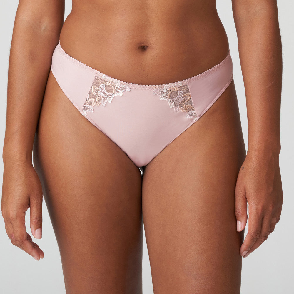 Looking for comfortable and oh so elegant bottoms? This luxury shorts-style g/string is it. The wide cut on the hip and the exquisite embroidery to the front completes the light, luxurious look.   Fabric: Polyamide: 59%, Elastane: 25%, Cotton: 9%, Polyester: 7%