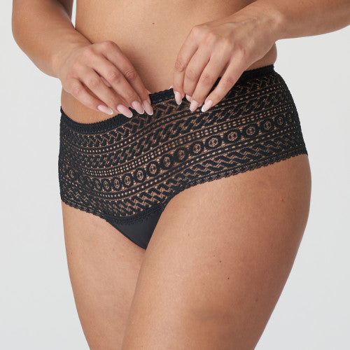 Luxurious G/String with wide lace embroidery over the hip and bottom. Beautifully finished for comfort and style.  Fabric: Polyamide: 88%, Elastane: 10%, Cotton: 2%. Black.