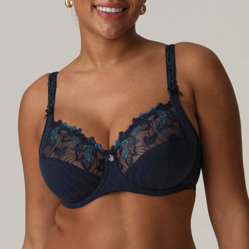 •	FASHION COLOUR- VELVET BLUE! This is our most popular bra, and for good reason! Three-section wire bra with a legendary fit and a light look. The top of the cup is finished with subtle two-tone embroidery that runs into the straps. The cups are deeper than any other Prima Donna bra for a perfect fit.  The firm cups lift the bust while the higher side section covers more and gives proper support which ensures better uplift for largest sizes. Fabric: Polyamide: 52%, Polyester: 28%, Cotton:13%, Elastane: 7%