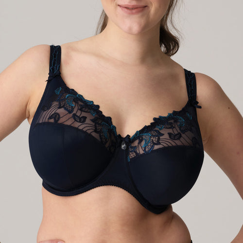 This is a continuation of the Deauville story. A three-piece underwire bra with a unique fit and a modern, airy look for the larger bust. The lace has stylish embroidery on the top of the cup. The base of the cup is smooth for versatile wear. The straps are decorative and offer full support. An all-round winner. Fabric: Polyester: 74%, Polyamide: 20%, Elastane: 6%. Velvet Blue.