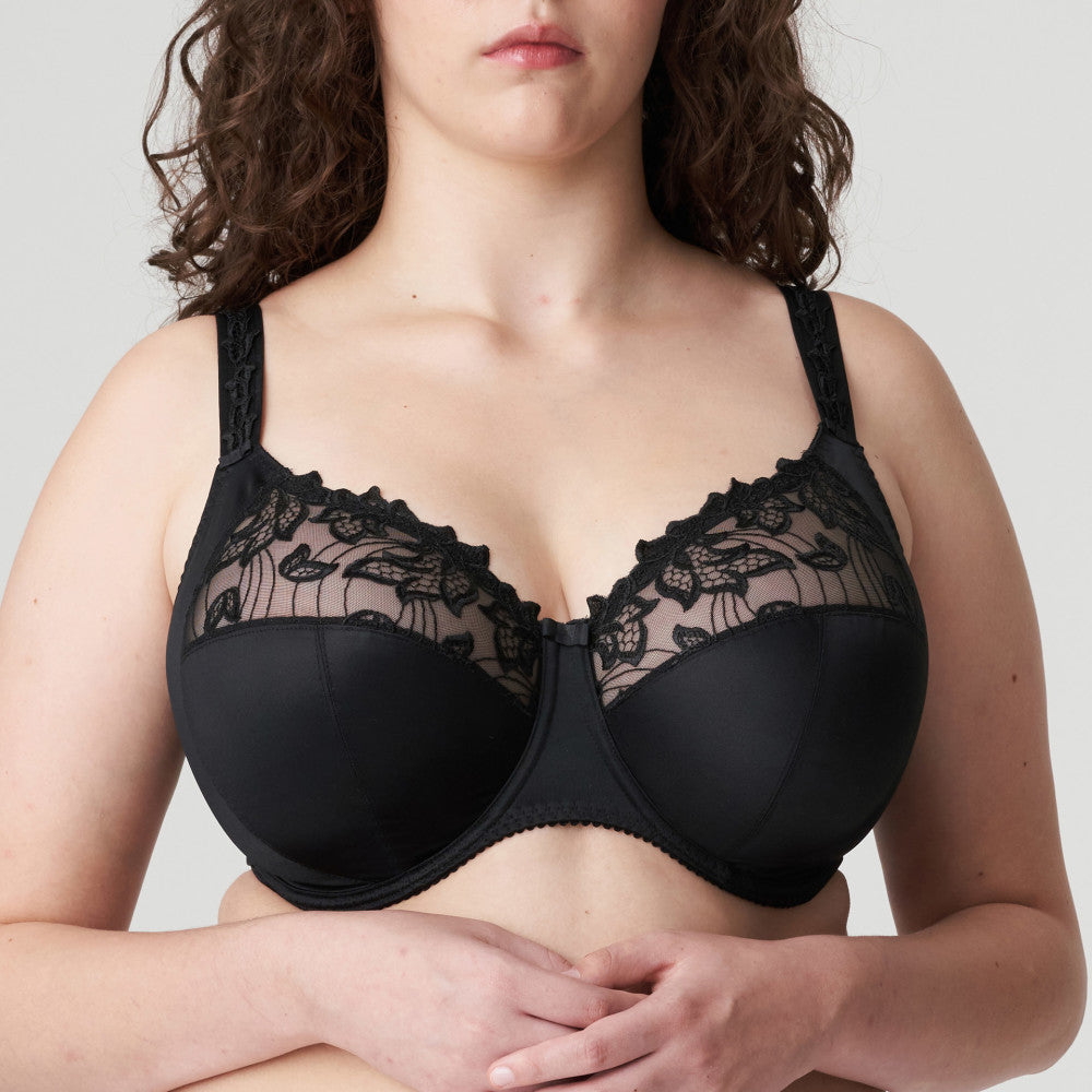 This is a continuation of the Deauville story. A three-piece underwire bra with a unique fit and a modern, airy look for the larger bust. The lace has stylish embroidery on the top of the cup. The base of the cup is smooth for versatile wear. The straps are decorative and offer full support. An all-round winner.  Fabric: Polyester: 74%, Polyamide: 20%, Elastane: 6%. Black.