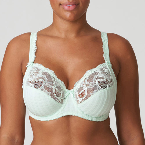 The Madison series is a keeper for many fans. No surprise, because this is very much a youthful, elegant series, thanks to the combination of checks and lace. This bra’s sublime fit has long been acclaimed. The cups are constructed from three sections to support, centre and lift the bust optimally. It not only makes you look slimmer, it’s exceptionally comfortable too! Fabric content: Polyamide: 83%, Elastane:17%