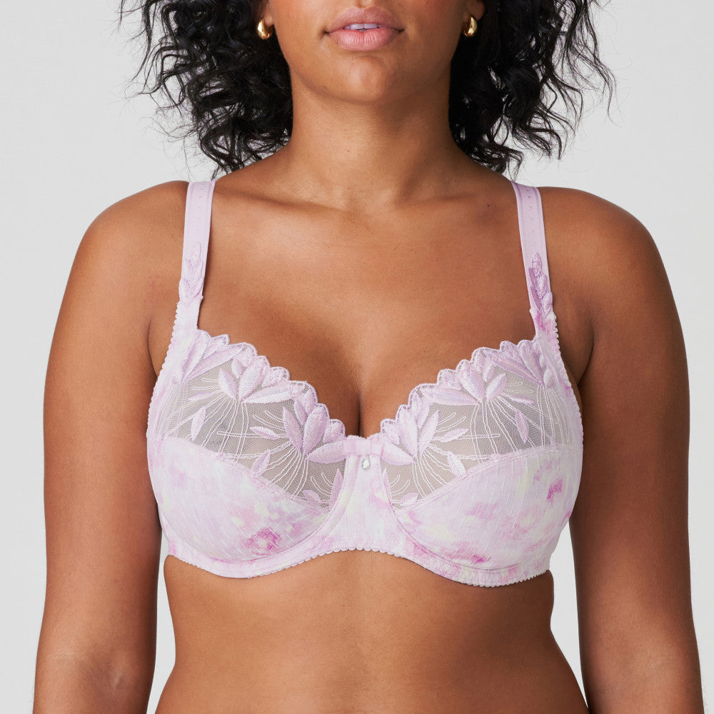 This is a fabulously stylish yet full fitting and supportive bra. The three-section cups have a excellent fit and a light look. The top of the cup has beautiful two-toned lacy embroidery that runs into the straps. The cups have the same fit as the legendary Deauville bra, offering a perfect fit.  The firm cups lift the bust while the higher side section give proper support enquiring a better uplift, especially for largest sizes.