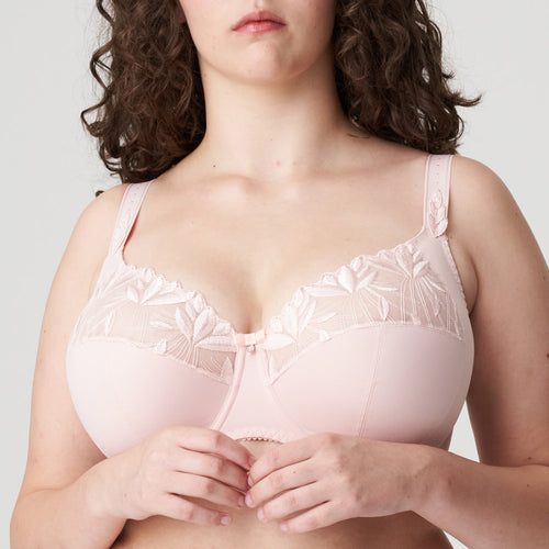 Pearly Pink. This is a continuation of the Orlando story. A three-piece underwire bra with a unique fit and a modern, airy look for the larger bust. The stretchy lace has shimmery embroidery on the top of the cup. The base of the cup is smooth for versatile wear. The straps are decorative and offer full support. An all-round winner.  Fabric: Polyamide: 84%, Elastane: 10%, Polyester: 6%