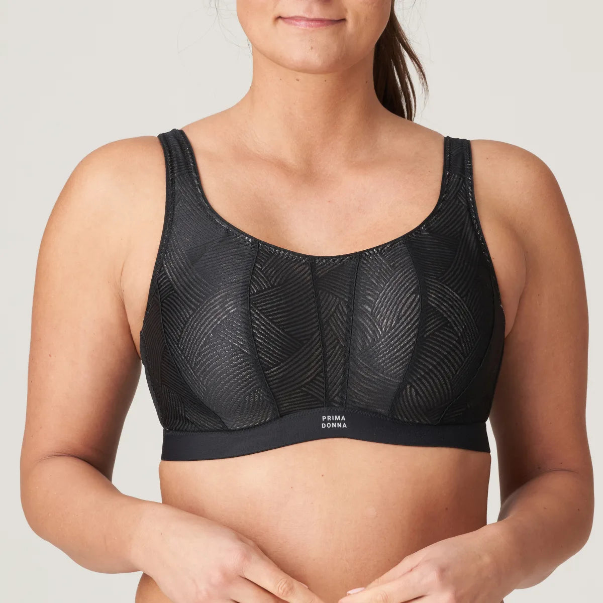 Fantastically supportive underwired bra. It offers versatile support and extreme comfort.  Adjustable straps, with hooks and eyes. With a graphic detail on the cups and straps, they have a cross-back or straight option. Three-part cup for extra support. Padded straps and closure. No irritation seamless cup. Anti-chafing super soft elastic banding.    The performance fabric uses highly breathable technology to keep you cool, fresh and dry.  Wash at 30°C  Polyamide: 54%, Polyester: 27%, Elastane:19%