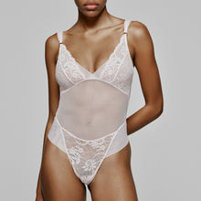 Load image into Gallery viewer, Marble. This is a great fitting, non-wire body. The tulle and the unique French lace bring all the romance you want, but without compromise. The mesh back gives a smooth look under any garment.
Fabric content: Polyamide:73%, Elastane:21%, Cotton:6%
