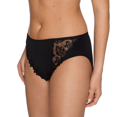 Black. Looking for comfortable and oh so elegant briefs? These full briefs have it all. The wide cut on the hip means no budging. The exquisite embroidery completes the light, luxurious look. Full back for coverage. Total comfort! Fabric: Polyamide: 58%, Polyester: 20%, Elastane:12%, Cotton:10%