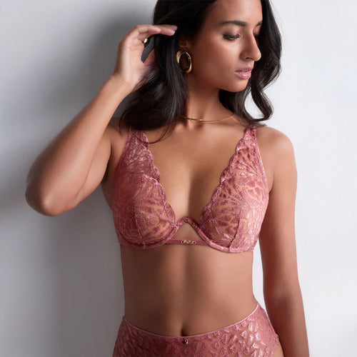 Combining comfort and seduction, the Aubade Crazy in Love single wire triangle bra unfolds its embroidery while playing transparency high on the bust for a very sexy deep neckline. At the base of the gore and on the shoulders, golden details echo the brilliance of the material for a bewitching silhouette.