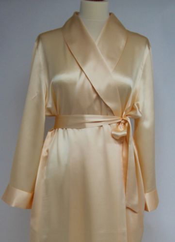SALE Classic, shawl collar, full length, heavy weight pure satin silk dressing gown. Elegant and stylish, but also with the full warmth of pure silk. Belted at the waist with pockets to each side. Available in 2 colours. Cut generously, e.g., medium will fit up to a size UK14. Made in Italy. Composition: 100% Pure Silk Machine washable. 