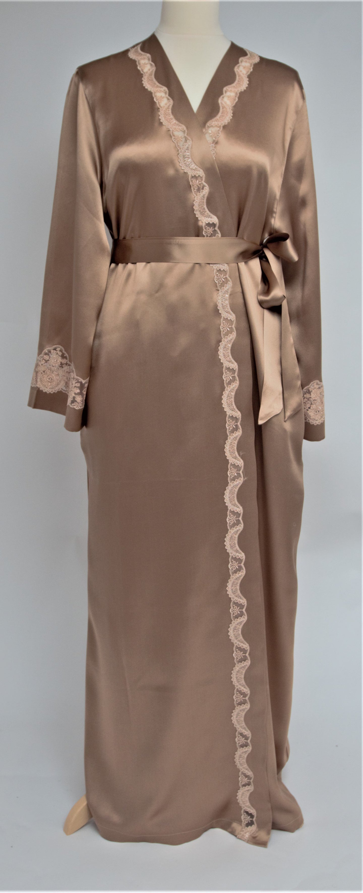Full length dressing gown in pure silk satin in collarless kimono style.  2 side pockets and belted at the waist.