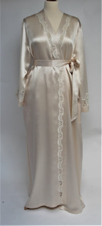 Full length dressing gown in pure silk satin in collarless kimono style.  2 side pockets and belted at the waist.