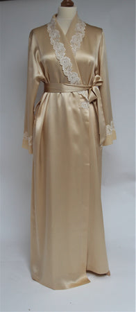 Full length dressing gown in heavy pure silk satin.The shawl collar has appliquéd lace roses on both sides. There are two side pockets and the robe is belted at the waist. 