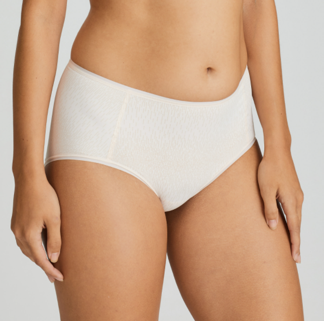 Beautifully comfortable matching full briefs to go with your sports bra, creating a perfect sporty ensemble. Sporty high-waist briefs in a soft, breathable fabric.