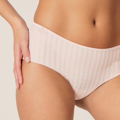 Hipster Shorts. They are completely opaque,with an elegant one signature Avero daisy on the hip. A sexy, flirtatious style that covers bottom in a special way – pure seduction.  Fabric Content: Polyamide: 79%, Elastane: 17%, Cotton: 4%