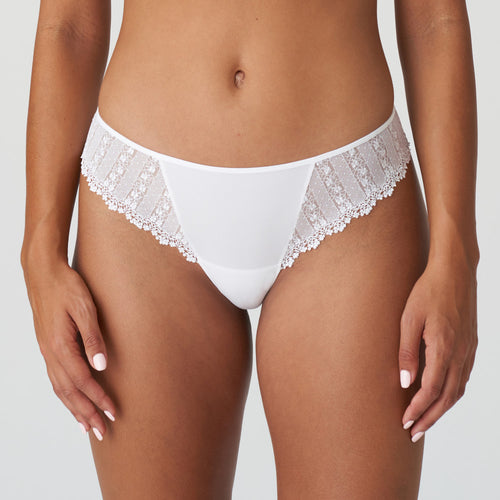 A playful G/String with elegant lace details on the hips and back.  Tulle and embroidery make an excellent duo combined with pure white, a timeless colour that never goes out of style.   Fabric content: Polyamide: 48%, Polyester: 38%, Cotton: 8%, Elastane: 6%.